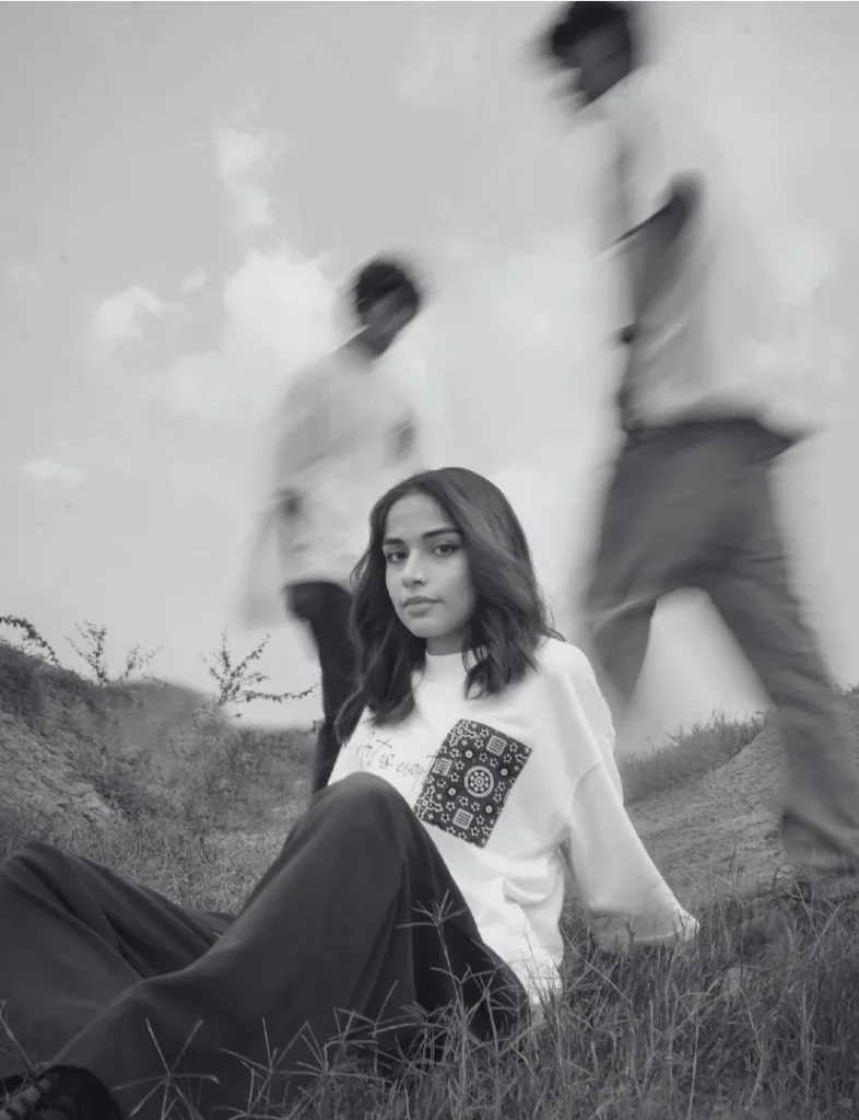 Field photograph from the Amo Amorre shoot showing the full look.